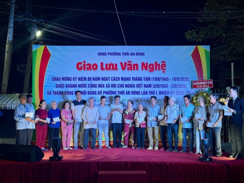 Trao quà cho các hộ gia đình chính sách có hoàn cảnh khó khăn trên địa bàn.