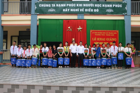Thủy điện Trung Sơn trao quà khai giảng cho học sinh các trường xã Trung Sơn và Trung Thành