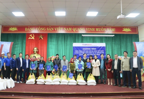 Gói trọn yêu thương trong từng món quà tết đến với bà con Xã Trung Sơn