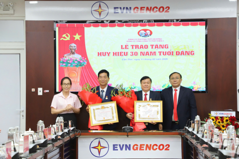 EVNGENCO2 trao tặng huy hiệu 30 năm tuổi đảng cho các Đảng viên