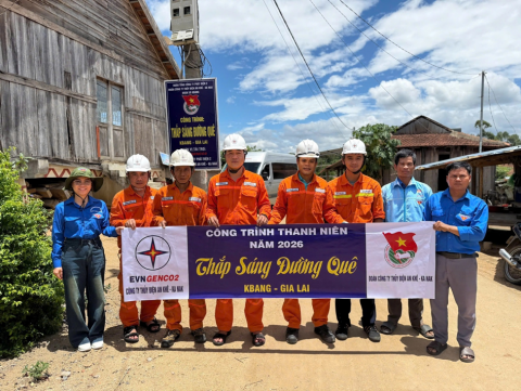 Đoàn Thanh niên Công ty Thủy điện An Khê - Ka Nak thực hiện công trình thanh niên “Thắp sáng đường quê” tại làng Groi