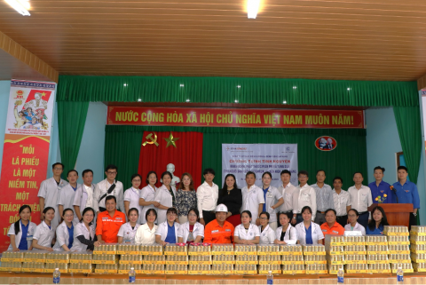 Đoàn ghi hình lưu niệm cùng Lãnh đạo xã Bến Hiên và chính quyền địa phương thôn Cutchrun