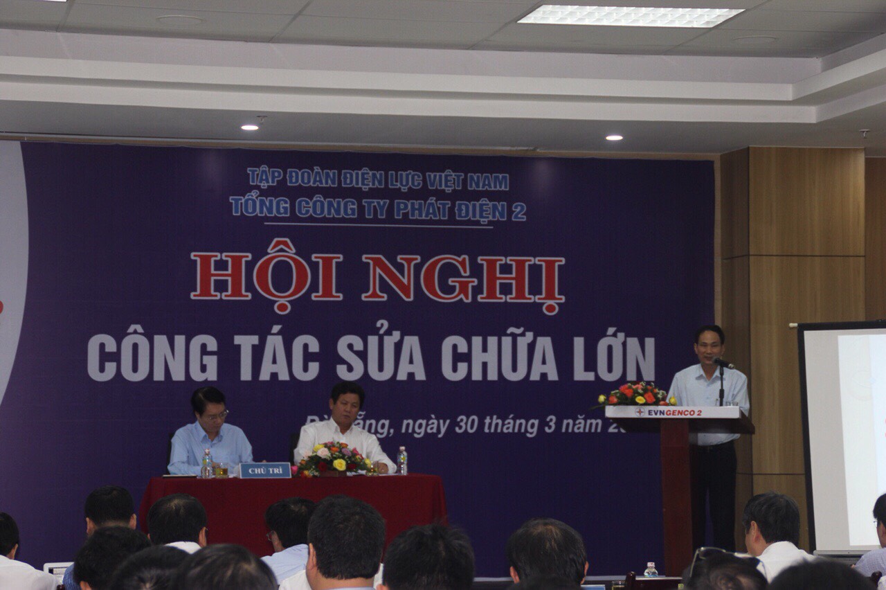 Ông Trương Hoàng Vũ (áo trắng)– Tổng Giám đốc  và ông Trần Văn Dư – Phó Tổng Giám đốc chủ trì Hội nghị