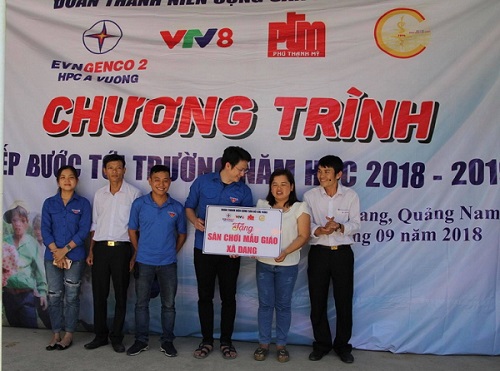 Chi Đoàn Công ty CP Thủy điện A Vương trao tặng phần quà cho Đại diện trường
