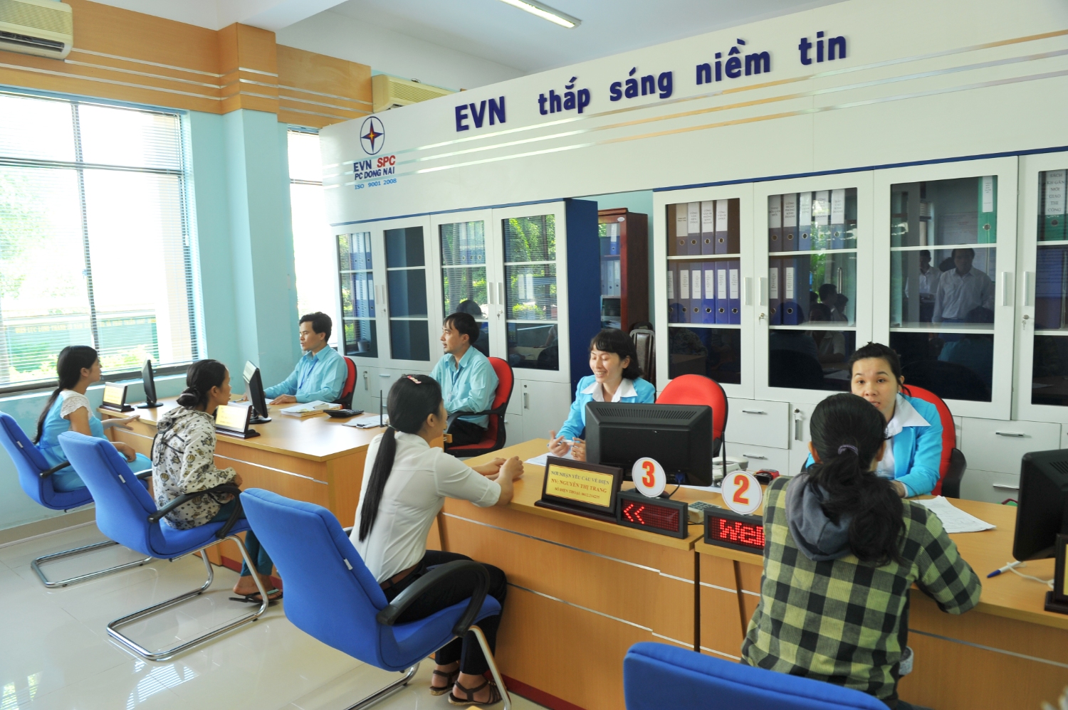 CBCNV phòng giao dịch khách hàng - Ảnh Vũ Huy Bằng