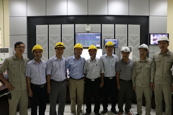ông Trương Thiết Hùng - Chủ tịch HĐTV EVNGENCO 2 (thứ 4 từ trái sang) và Ông Phan Đức Hơn – nguyên Chủ tịch EVNGENCO 2 (thứ 5 từ trái sang) thăm phòng điều khiển trung tâm - Nhà máy TĐ Trung Sơn