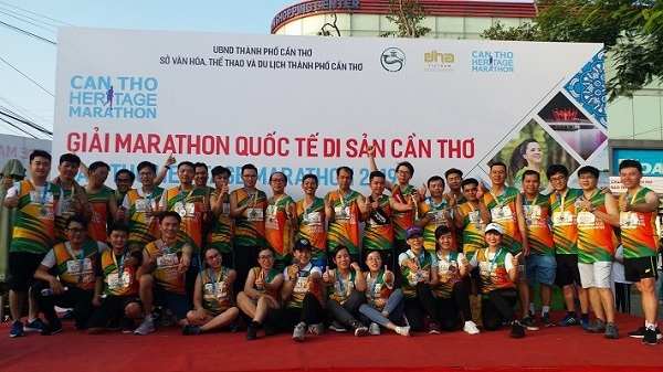 Vẻ mặt tươi cười rạng rỡ khi các vận động viên cầm chiếc huy chương trên tay
