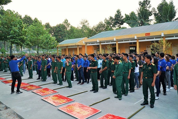 Cán bộ, chiến sĩ Trung đoàn BB1 đón ĐVTN TP Cần  Thơ tại cổng đơn vị