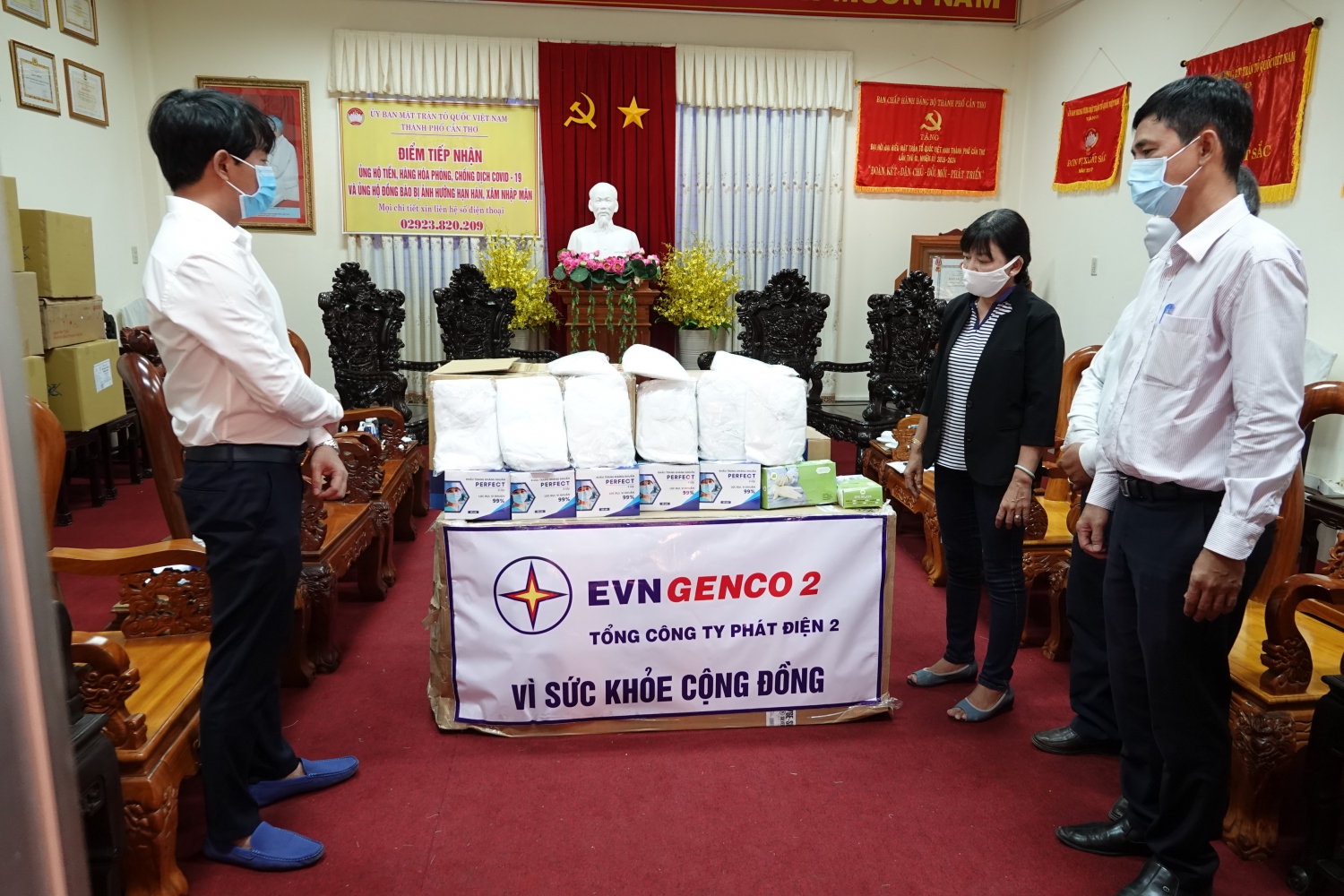Đại diện Tổng công ty Phát điện 2, Ông Võ Trà Dũng - CVP trao tặng trang phục bảo hộ cho UBMTTQVN TP. Cần Thơ
