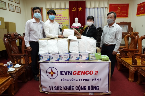 Đại diện UBMTTQVN TP. Cần Thơ và đại diện Tổng công ty Phát điện 2 cùng chụp ảnh lưu niệm