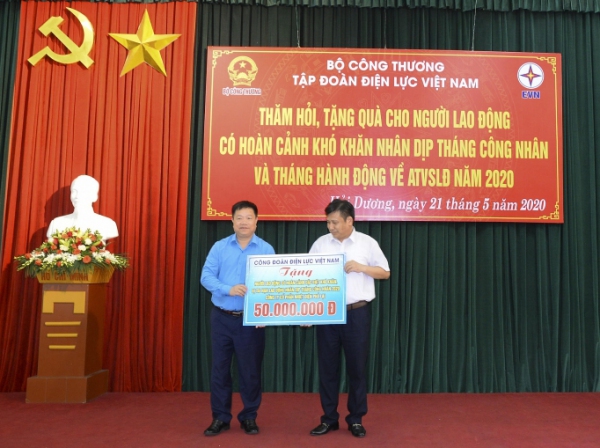 Đại diện đoàn công tác tặng quà cho người lao động có hoàn cảnh khó khăn