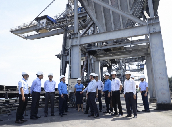 Đoàn công tác của Bộ Công Thương và EVN thăm hỏi người lao động