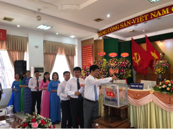 Đại biểu tham gia bỏ phiếu bầu Ban chấp hành Đảng bộ nhiệm kỳ 2020-2025