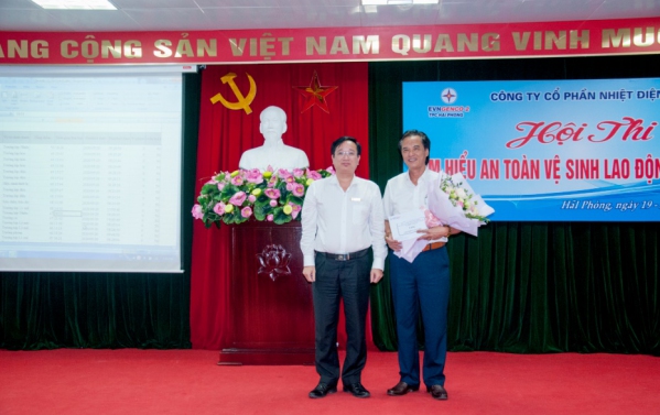 Ông Tạ Công Hoan – Chủ tịch HĐQT Công ty trao giải nhất tập thể cho Phòng Kỹ thuật