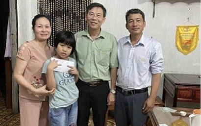 Ông Trần Ngọc Tân – Chủ tịch công đoàn (thứ hai bên phải sang) trao quà thăm hỏi cho gia đình anh Nguyễn Văn La - Đội thí nghiệm MSC