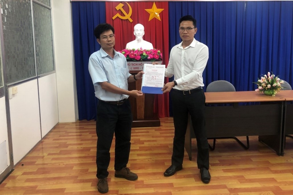 Đồng chí Võ Đồng nhận quyết định Đảng viên mới từ Bí thư Chi Bộ - Phạm Minh Trí