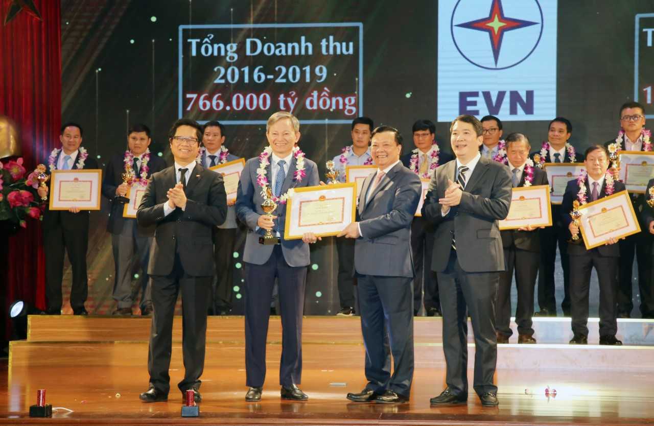 Tổng giám đốc EVN Trần Đình Nhân nhận bằng khen của Tổng cục thuế