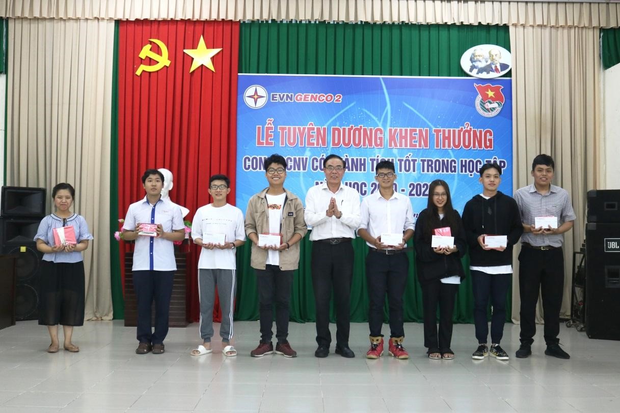 Ông Nguyễn Duy Lăng - Phó Tổng Giám đốc -  Chủ tịch Công đoàn TCT PĐ2  trao phần quà cho các em trúng tuyển đại học