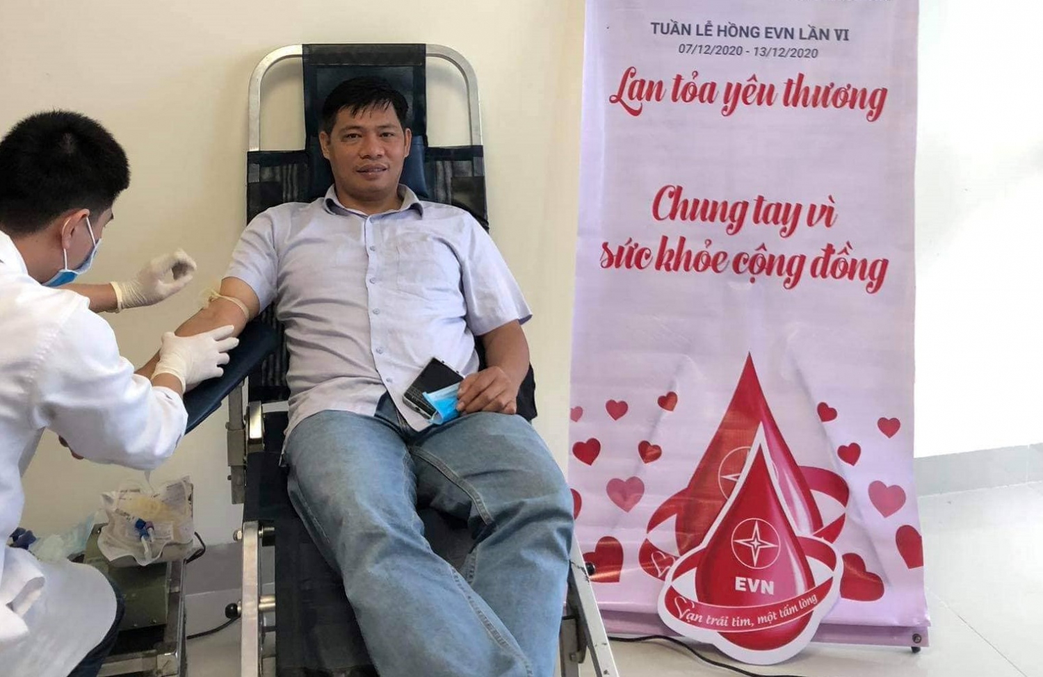 Anh Phan Hữu Hiện lần hiến máu nhân đạo thứ 10 trong Tuần lễ hồng EVN lần VI