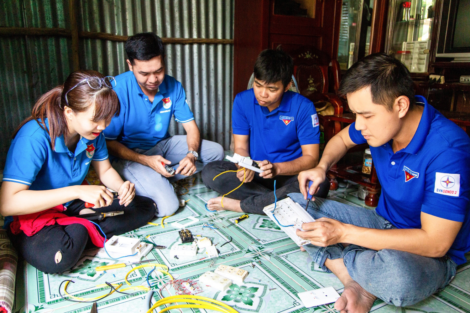 thanh niên sửa chữa điện cho các hộ dân