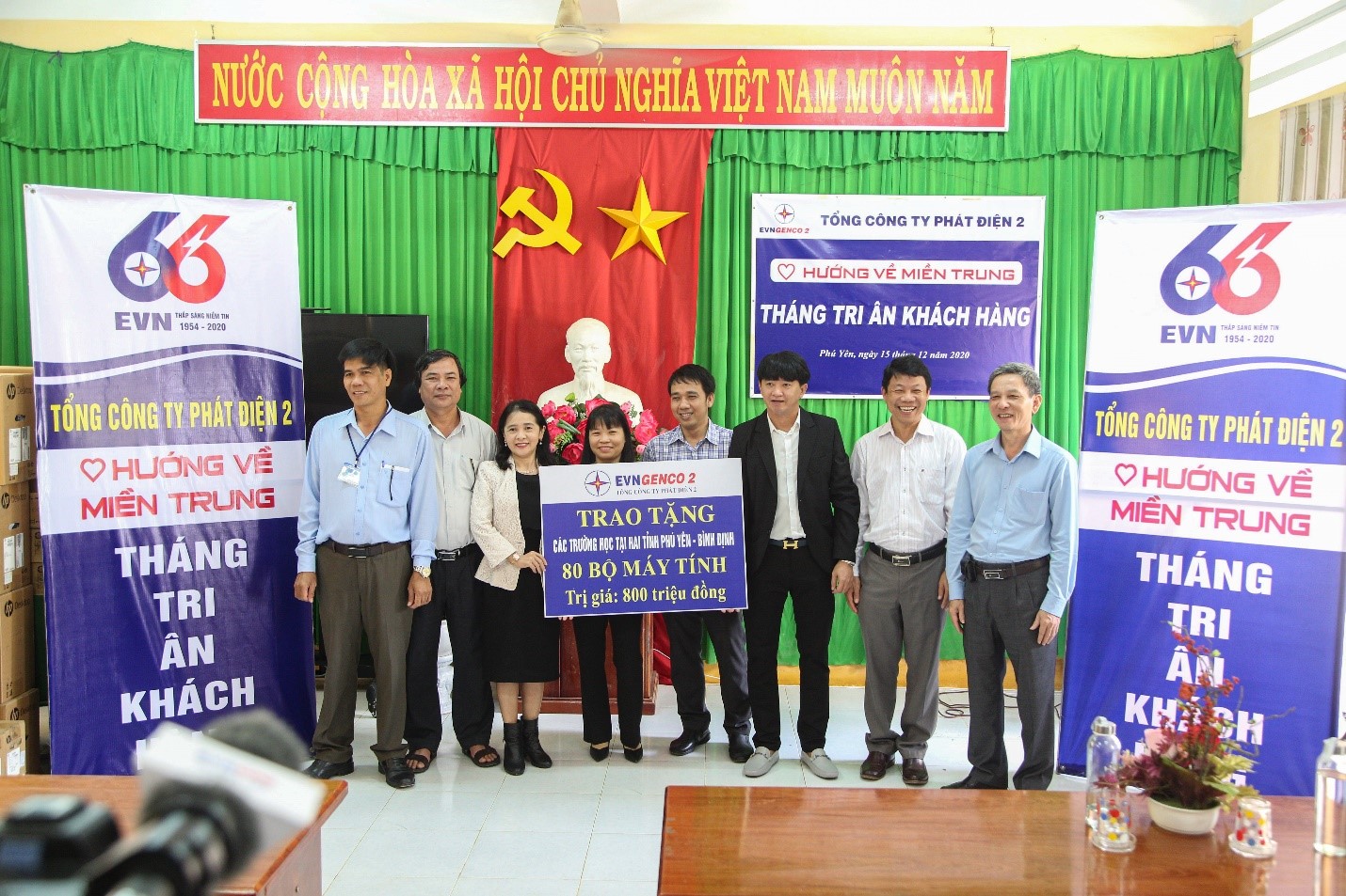 Đại diện EVNGENCO 2 trao 40 máy tính bàn cho trường học tại tỉnh Phú Yên
