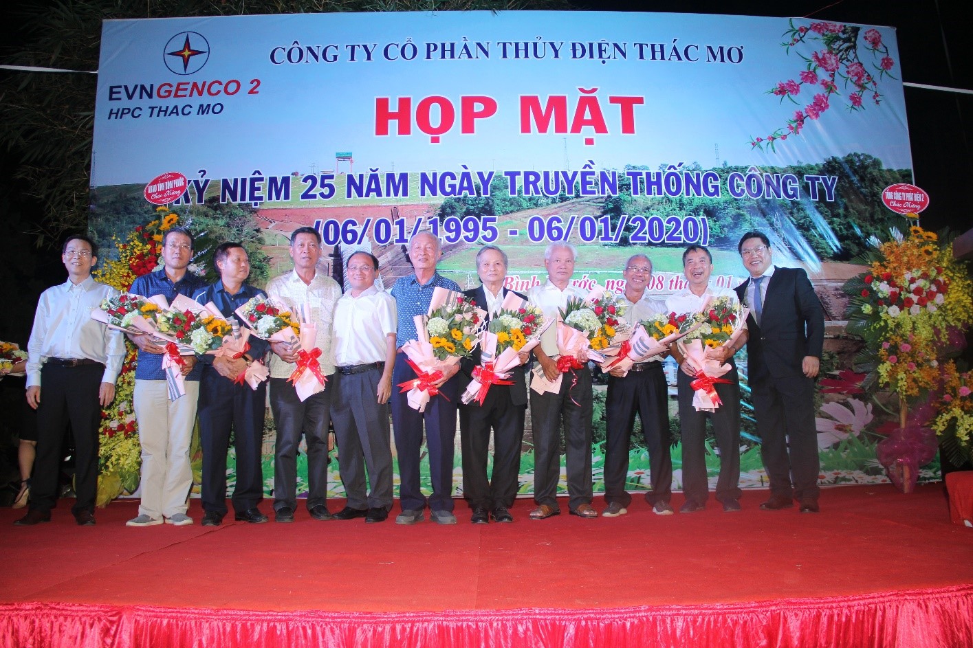 Lãnh đạo Công ty tặng hoa cho các Đại biểu nguyên là Lãnh đạo Công ty qua các thời kỳ và Ban Quản lý Dự án Công trình Thủy điện Thác Mơ về dự họp mặt truyền thống Công ty năm 2020