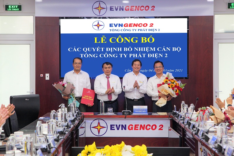 1 CT và TGĐ trao QĐ và tặng hoa
