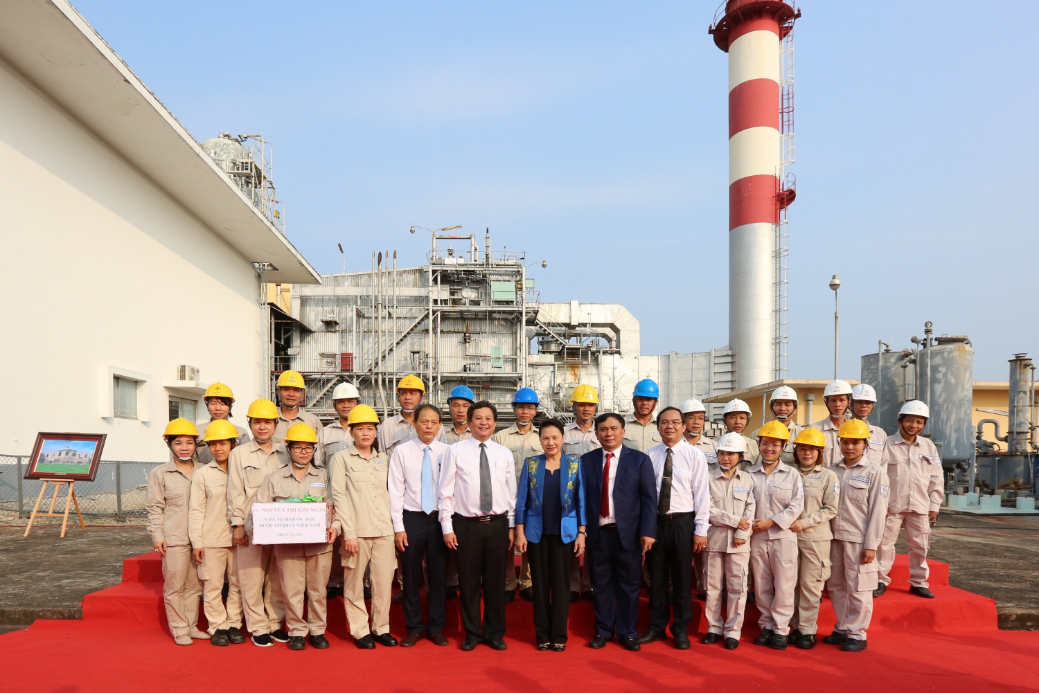 Chủ tịch Quốc Hội gửi tặng phần quà đến đại diện người lao động của EVNGENCO 2