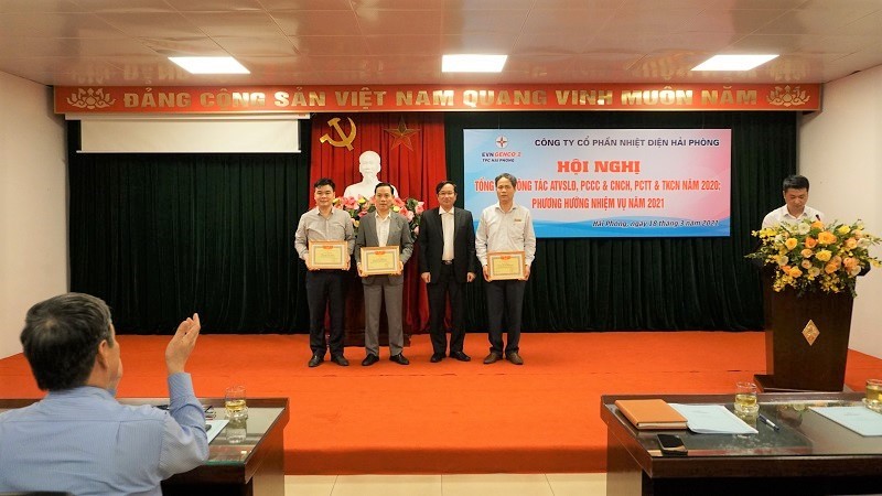 Ông Tạ Công Hoan - Chủ tịch HĐQT NĐHP tặng bằng khen cho các tập thể đạt thành tích xuất sắc trong công tác ATVSLĐ, PCCC&CNCH, PCTT&TKCN trong năm 2020