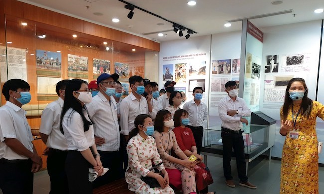 Hướng dẫn viên kể những câu chuyện đầy ý nghĩa về các chiến sỹ trong việc giữ vững chủ quyền biển đảo Việt Nam thiêng liêng