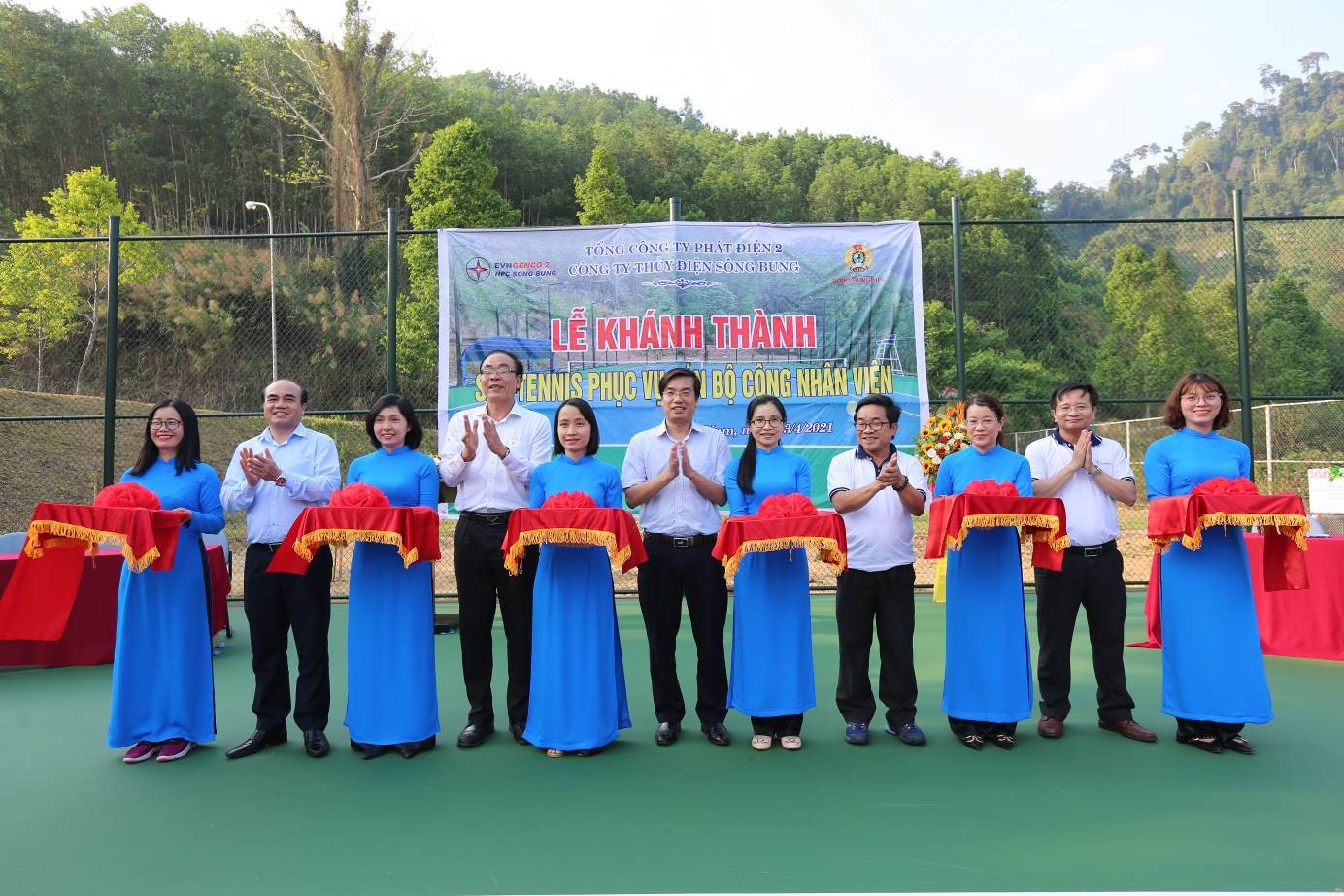 Các đại biểu cắt băng khánh thành. Ảnh: Minh Lương.