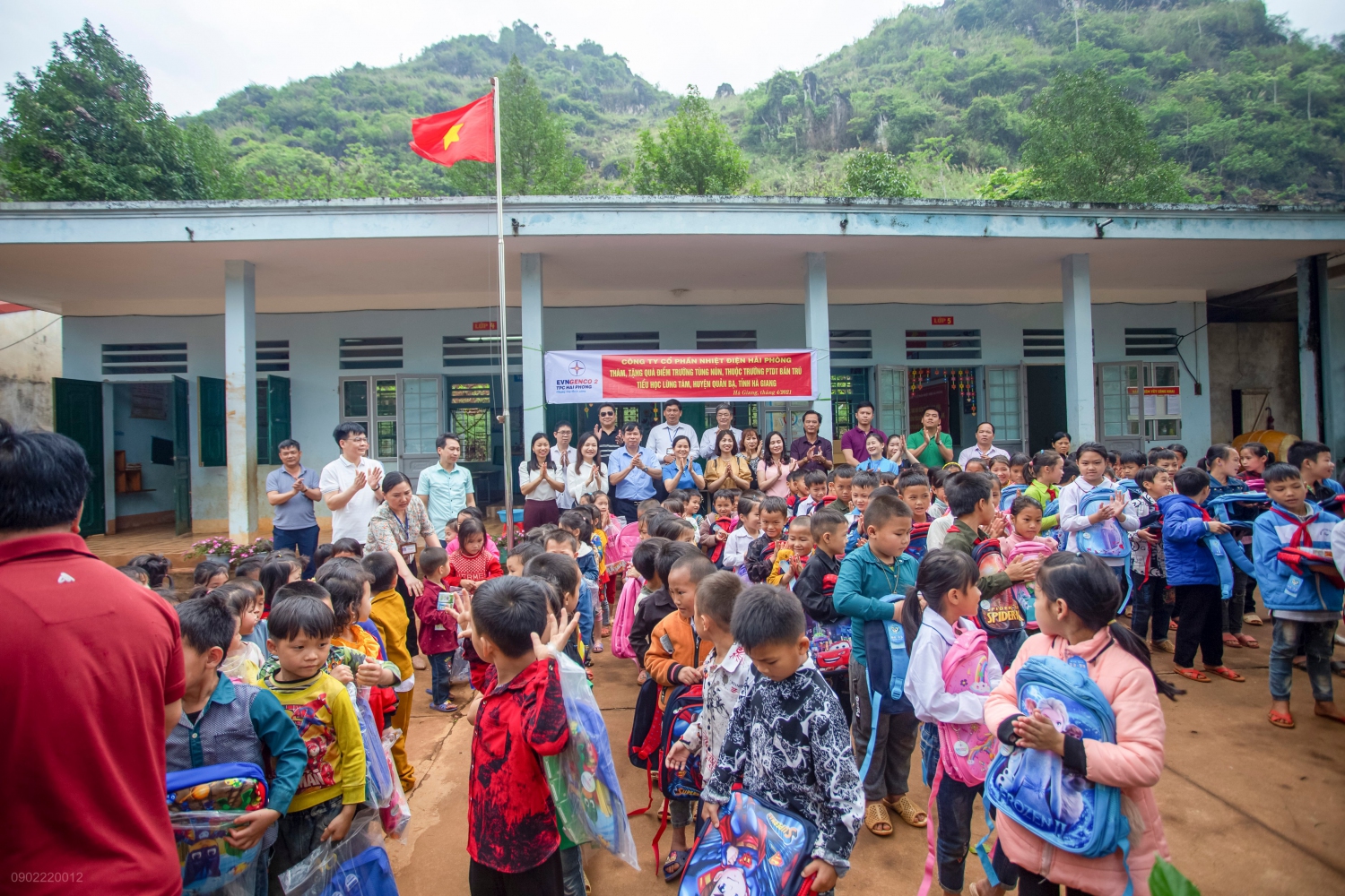 tặng quà trẻ em nhỏ vùng cao