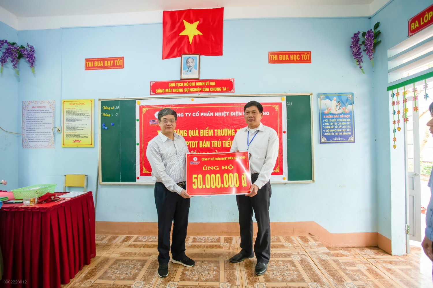 Tặng quà trường tiểu học