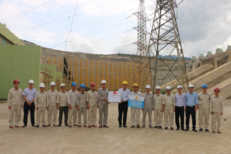Đồng chí Nguyễn Duy Lăng tặng quà thăm hỏi, động viên CBCNV TSHPCo
