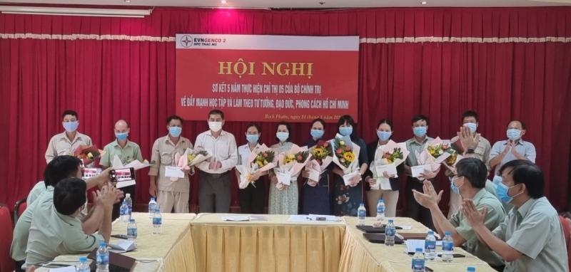 Đồng chí Võ Văn Yên, Phó Bí thư Thường trực Đảng ủy Khối (thứ tư từ trái sang) và đồng chí Huỳnh Văn Khánh, Bí thư Chi bộ(ngoài cùng bên phải) trao khen thưởng cho 10 cá nhân có thành tích tiêu biểu