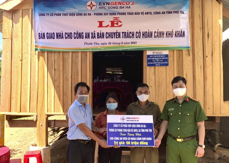 Lãnh đạo Công an tỉnh Phú Yên và Lãnh đạo SBH trao tặng nhà cho gia đình đồng chí Sô Minh Nhược