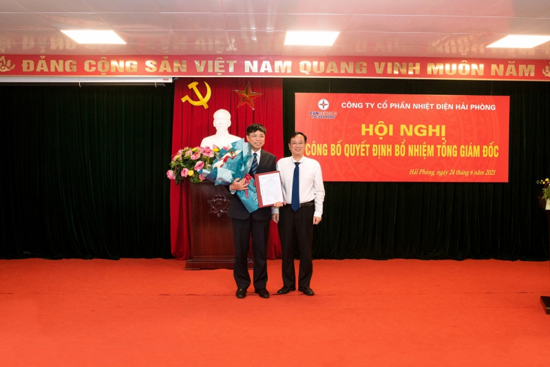 Ông Tạ Công Hoan trao Quyết định và tặng hoa cho ông Dương Sơn Bá.