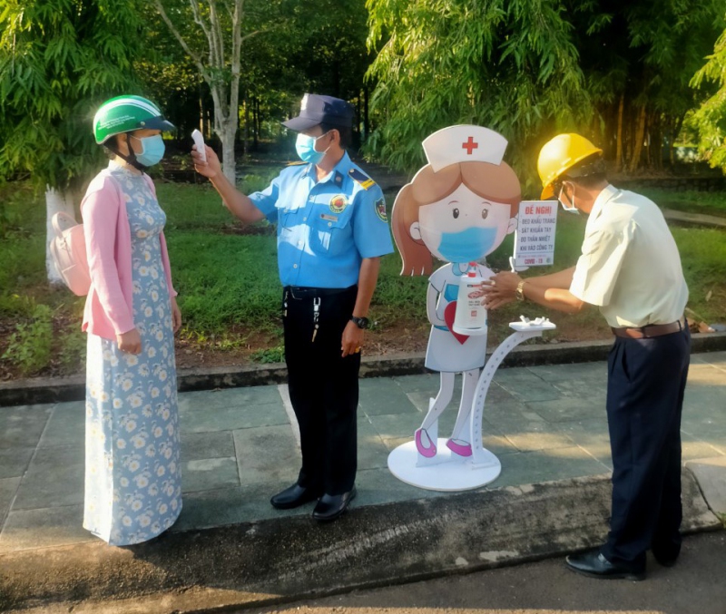 CBCNV Công ty đo thân nhiệt, khử khuẩn trước khi vào Công ty
