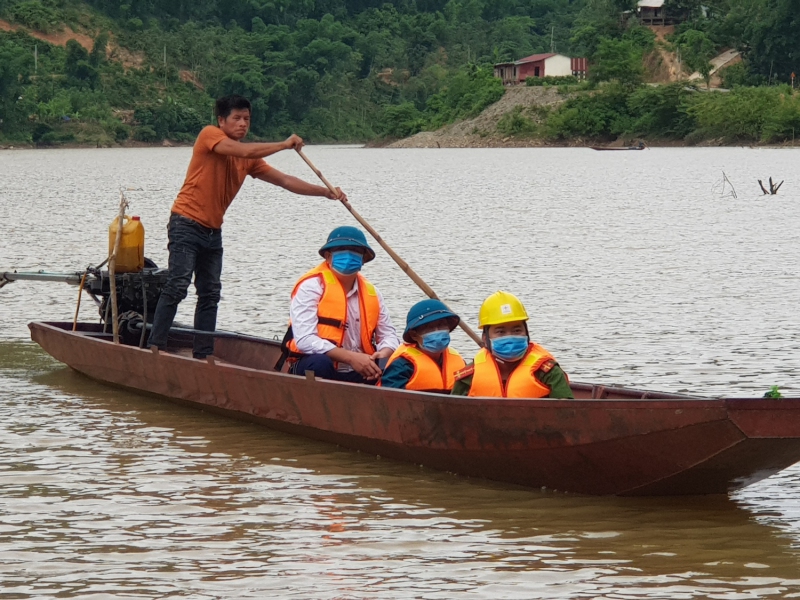 TSHPCo phối hợp với chính quyền địa phương kiểm tra thực địa dòng chảy thoát lũ.