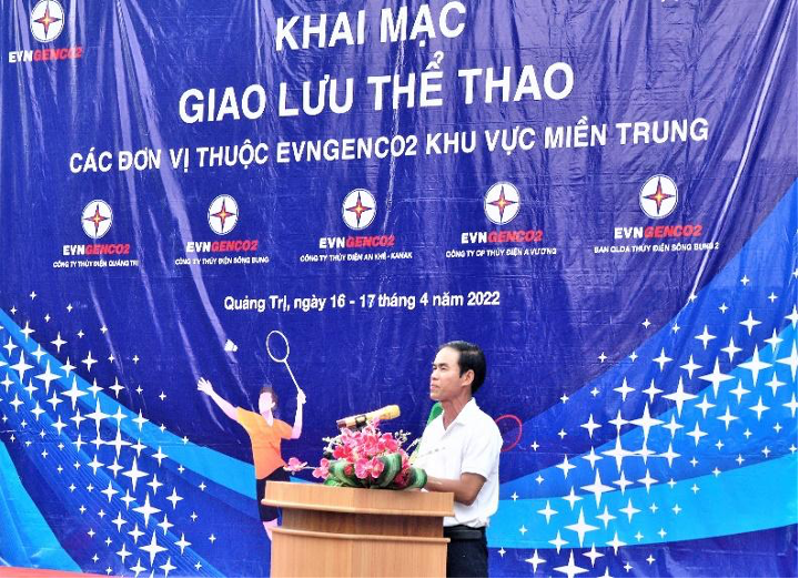 Đ/c Nguyễn Thanh Hùng – Giám đốc Công ty Thủy điện Quảng Trị, Trưởng Ban tổ chức tuyên bố khai mạc, tặng hoa và cờ lưu niệm đến với các đội