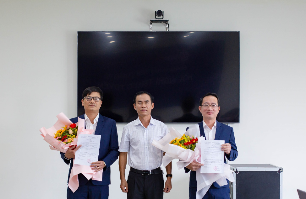 Ông Nguyễn Thanh Hùng trao quyết định bổ nhiệm và tặng hoa chúc mừng