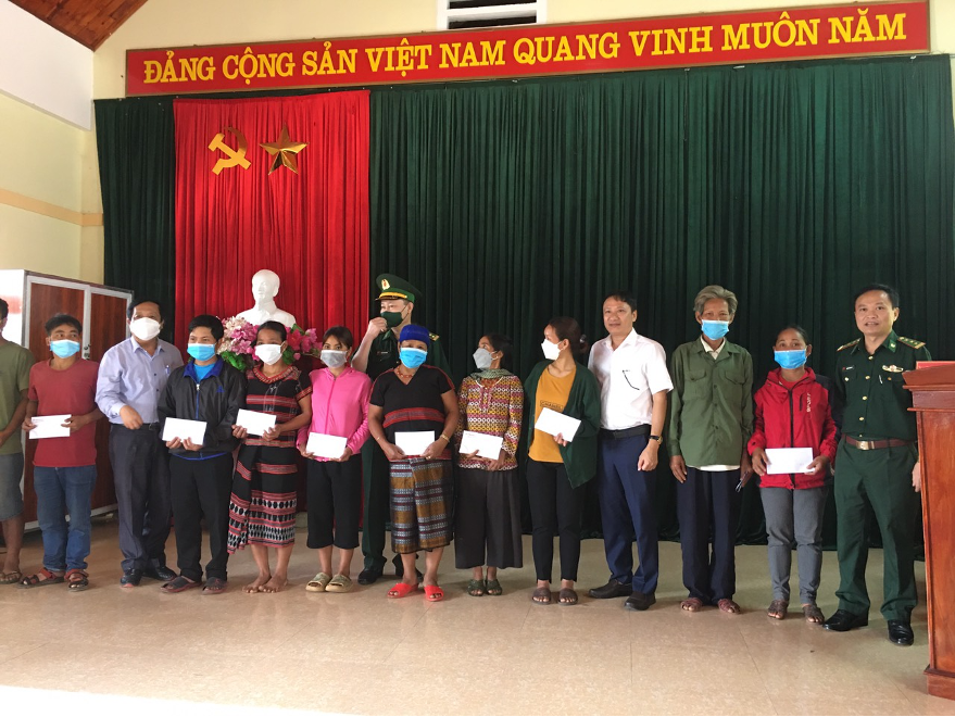 Tặng quà cho bà con có hoàn cảnh khó khăn tại xã A Ngo