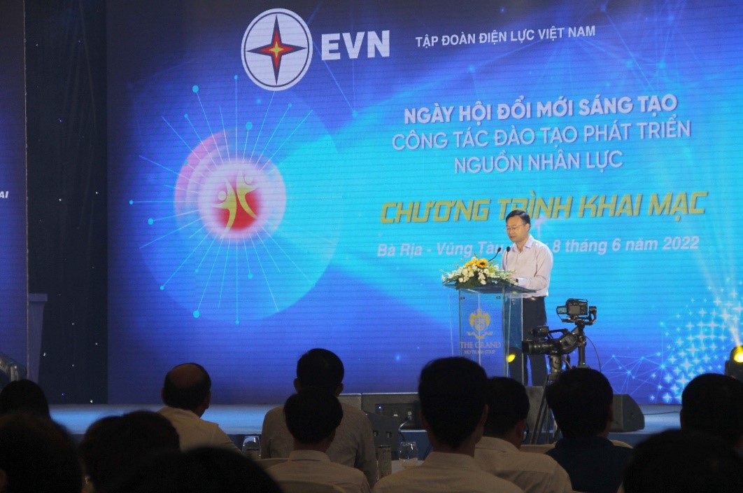 Ông Trần Việt Anh – Trưởng ban Tổ chức Nhân sự EVN phát biểu khai mạc