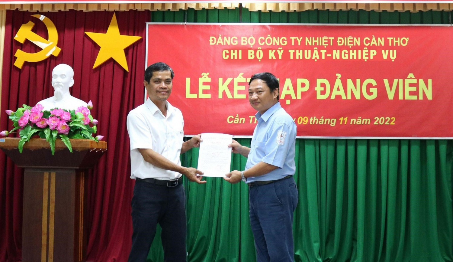 Đồng chí Hồ Phan Quốc Huy - Bí thư Chi bộ KTNV trao Quyết định kết nạp  cho đồng chí Nguyễn Tăng Vũ