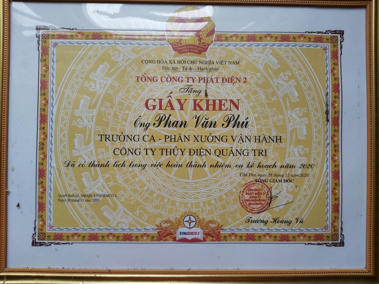 Q Tri giay khen