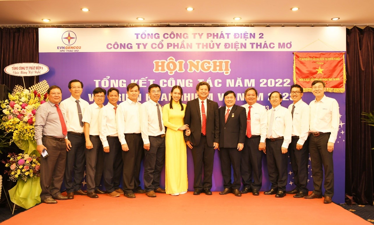 Lãnh đạo EVNGENCO2 cùng CBCNV TMP, chụp ảnh lưu niệm tại Hội nghị