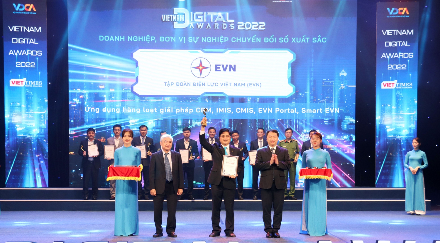 PTGD EVN Vo Quang Lam nhan giai thuong 9 10 2022