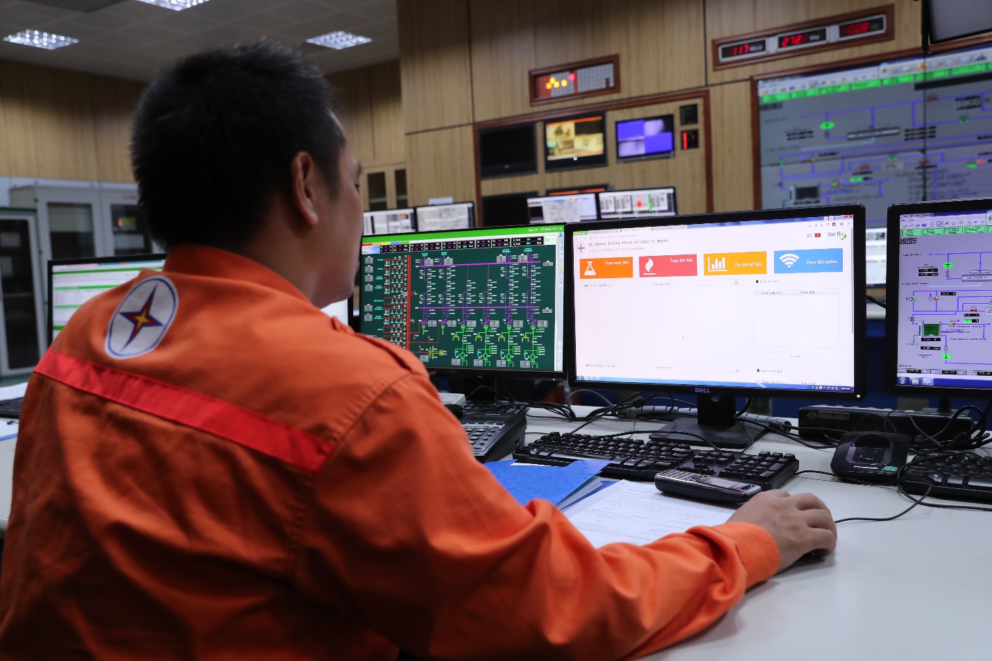 Trưởng ca Vận hành theo dõi thông số các tổ máy