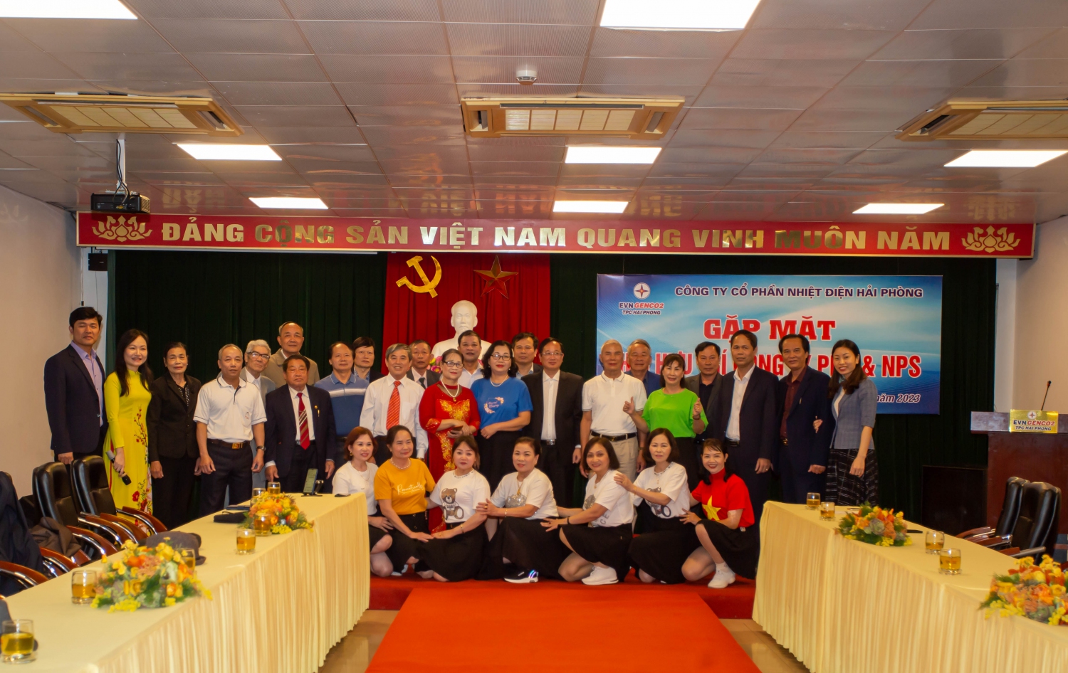 Lãnh đạo Công ty chụp hình với đoàn hưu trí