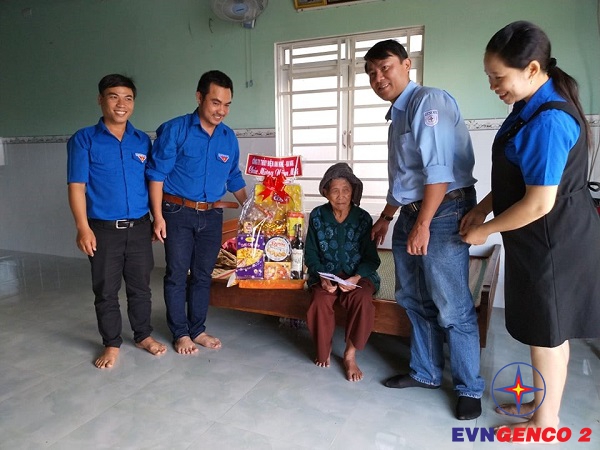 Trao tặng quà Tết